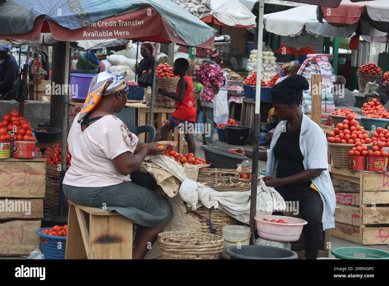 230112 -- ACCRA, Jan. 12, 2023 -- Vendors are seen at a market in Accra