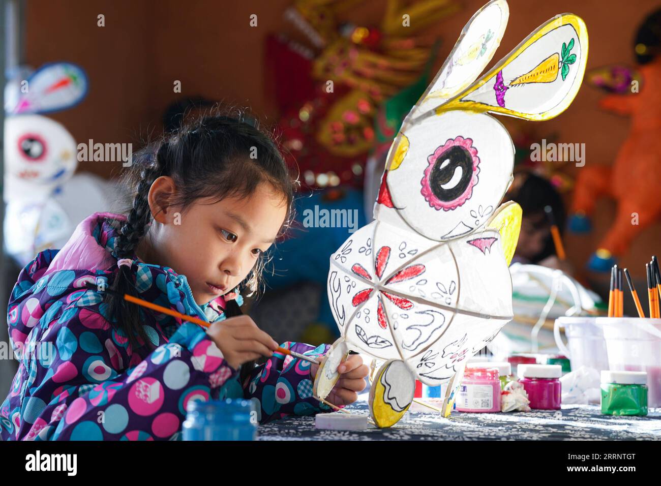 230130 -- YIXIAN, Jan. 30, 2023 -- A girl learns to make a rabbit