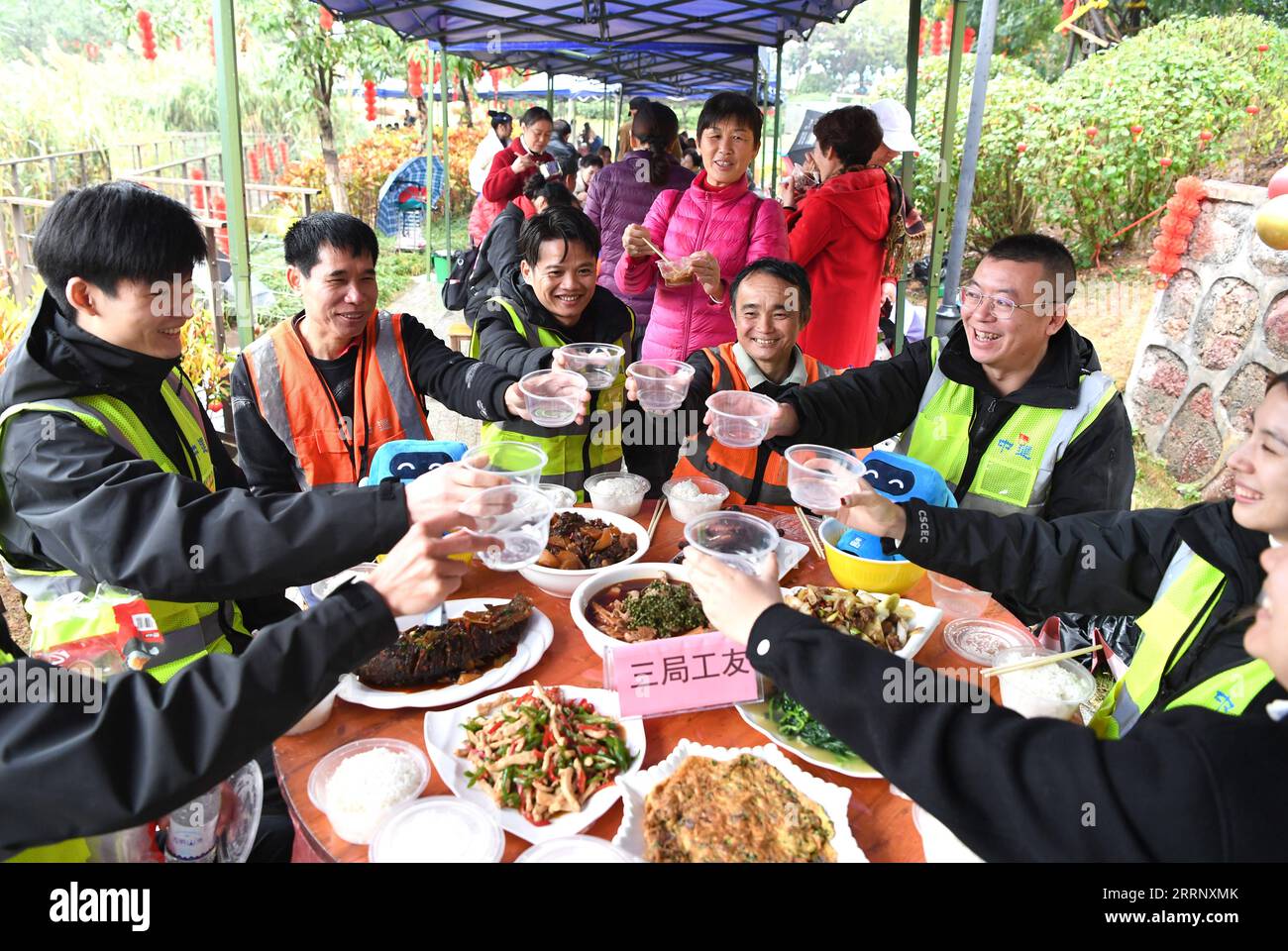 230204 -- NANNING, Feb. 4, 2023 -- Construction workers and local residents  have lunch together at a Lantern Festival celebration event jointly held by  Songxiang Community and the First Company of the