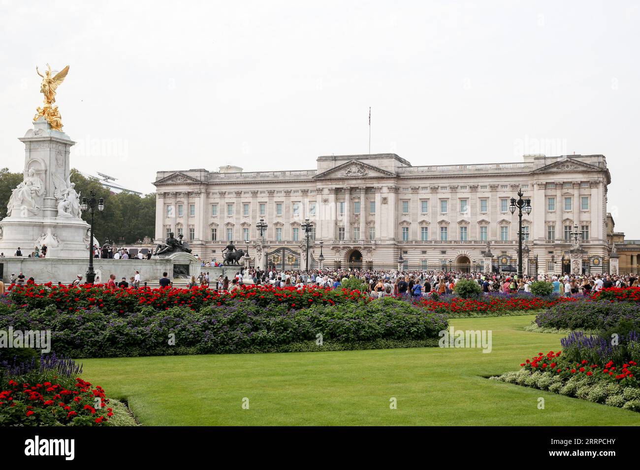 London, UK. 9th Sep, 2023. People gather for the changing of the guard outside Buckingham Palace on the first anniversary of Britain's Queen Elizabeth II's death, in London, Britain, Sept. 8, 2023. Credit: Xinhua/Alamy Live News Stock Photo