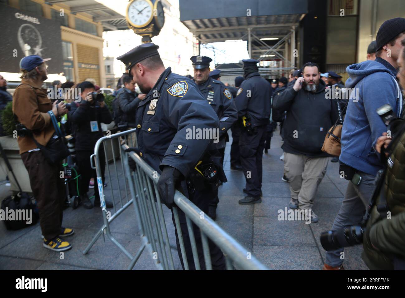 230322 NEW YORK March 22 2023 Policemen erect barricades in