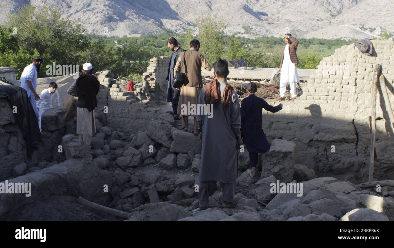 230408 -- LAGHMAN, April 8, 2023 -- Local people gather near a collapsed mud house in Alishing district of Laghman province, Afghanistan, April 7, 2023. Seven members of a family lost their lives as the roof of their house caved in on Friday in Afghanistan s eastern Laghman province, provincial director for Natural Disaster Management and Humanitarian Affairs, Qari Khair Mohammad Ghazi, said. Photo by /Xinhua AFGHANISTAN-LAGHMAN-ROOF COLLAPSE AimalxZahir PUBLICATIONxNOTxINxCHN Stock Photo