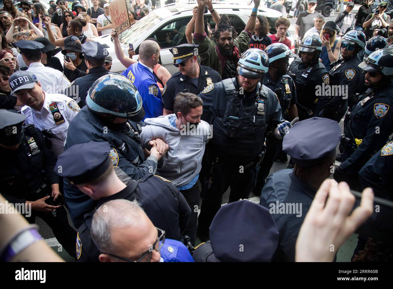 230507 NEW YORK, May 7, 2023 Police officers clash with