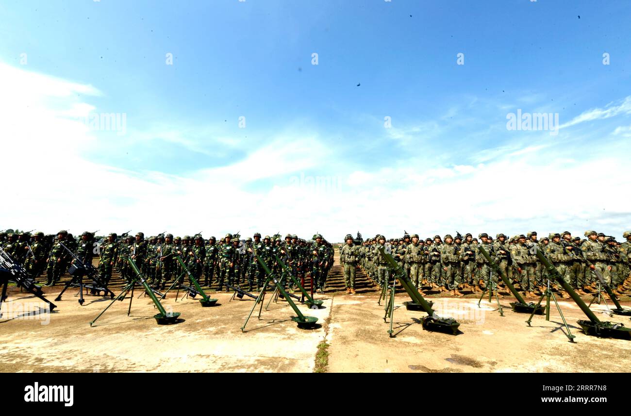 Two militaries hi-res stock photography and images - Alamy