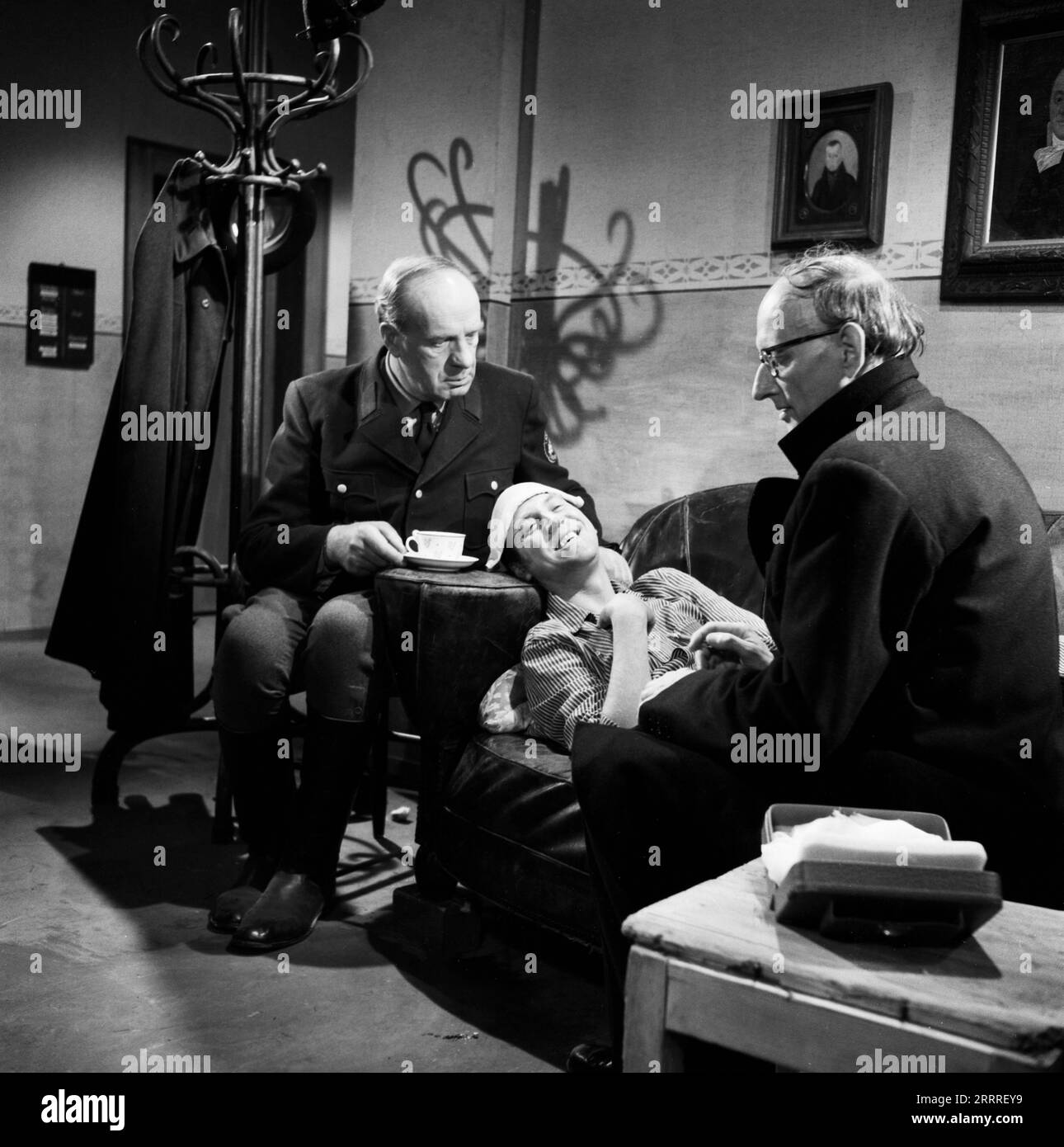 Agatha, laß das Morden sein!, Krimikomödie, Deutschland 1960, Regie: Dietrich Haugk, Darsteller: Beppo Brem, Karl Lieffen, Egon Vogel Stock Photo