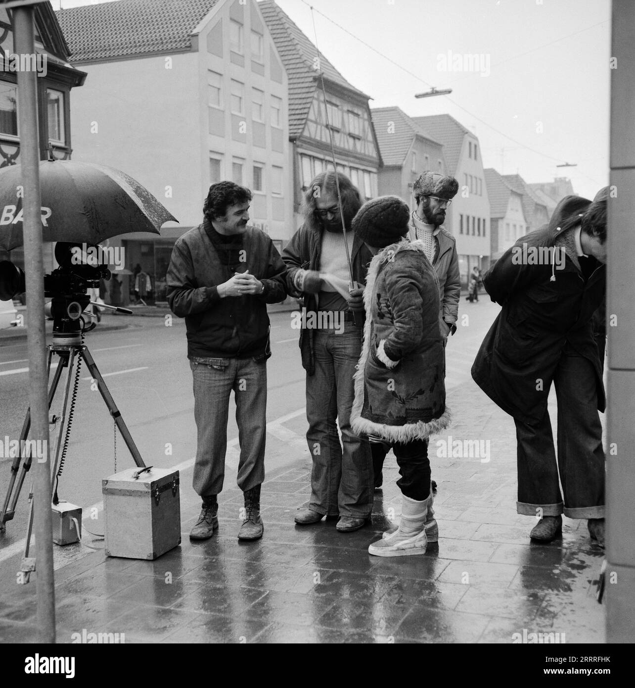 Das Amulett des Todes, Kriminalfilm, Deutschland 1975, Regie: Ralf Gregan, Günter Vaessen, Filmteam um Kameramann Michael Ballhaus (links) am Set Stock Photo