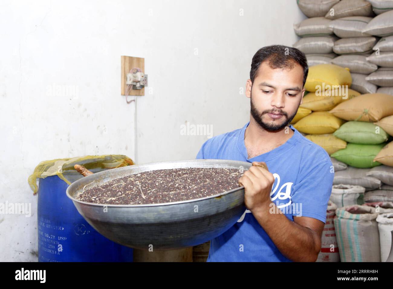 230529 GUJRANWALA, May 29, 2023 A worker carries Chinese canola