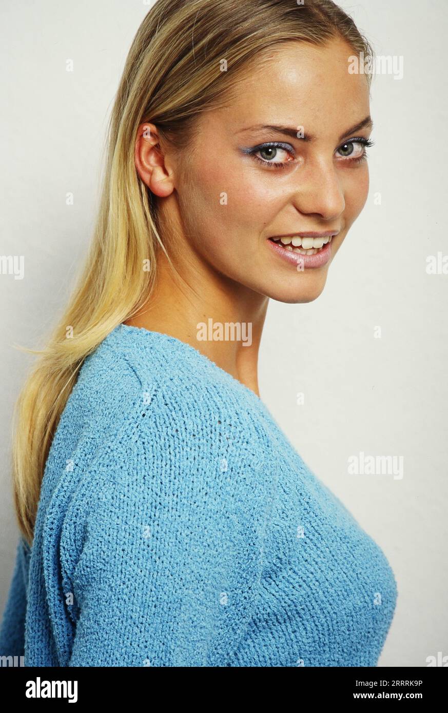 Annika Murjahn, deutsche Schauspielerin, in einem hellblauen Pullover bei einem Promo-Fotoshoot für die ARD Soap 'Marienhof' im Fotostudio, Deutschland 1997. Stock Photo