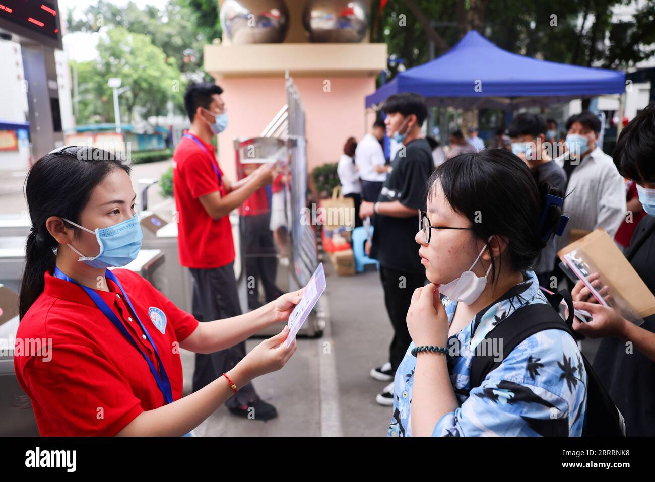 230607 -- NANNING, June 7, 2023 -- Examinees line up to enter an