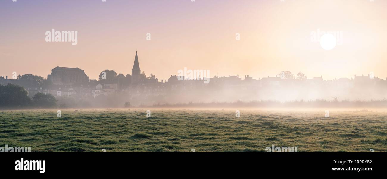 Saturday 9th September 2023. Malmesbury, Wiltshire, England - With high temperatures in Wiltshire set to break over the weekend, after a humid night, the sun burns through the early morning mist that drifts across the fields overlooking the hillside town of Malmesbury. Credit: Terry Mathews/Alamy Live News Stock Photo