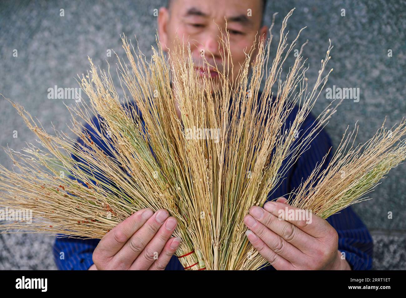 230622 -- CHANGCHUN, June 22, 2023 -- Rong Fengming makes a broom ...