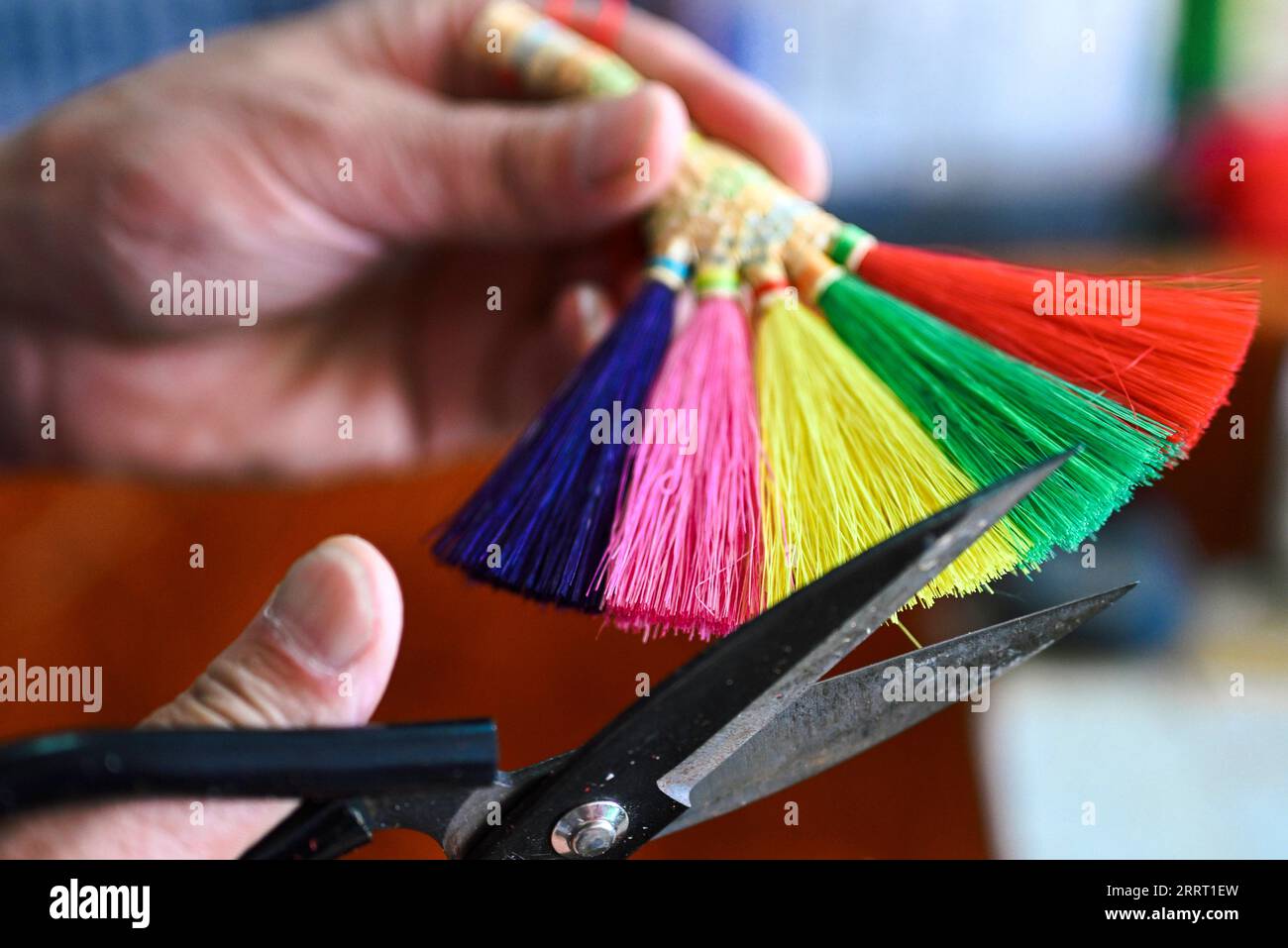 230622 -- CHANGCHUN, June 22, 2023 -- Rong Fengming makes a broom ...