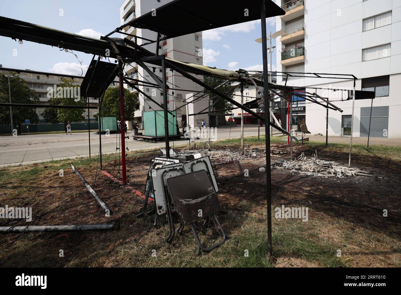 Frankreich, Proteste und Ausschreitungen nach tödlichen Polizeischüssen auf 17-Jährigen 230701 -- NANTERREFRANCE, July 1, 2023 -- The terrace of a restaurant is totally burnt and destroyed in Nanterre, western Paris suburbs, France, June 30, 2023. Violence continued in France overnight from Thursday to Friday after a police officer shot dead a 17-year-old teen on Tuesday in Nanterre, western Paris suburbs, with 667 arrests across the country, French Interior Minister Gerald Darmanin announced on Friday.  FRANCE-NANTERRE-FATAL SHOOTING OF A TEEN-PROTEST-VIOLENCE-AFTERMATH GaoxJing PUBLICATIONxN Stock Photo