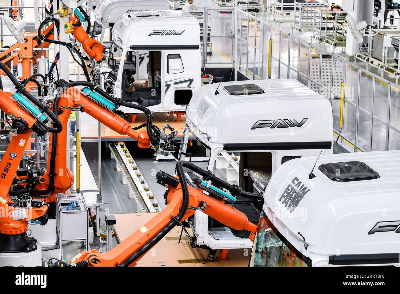230706 CHANGCHUN, July 6, 2023 Robots work at an intelligent