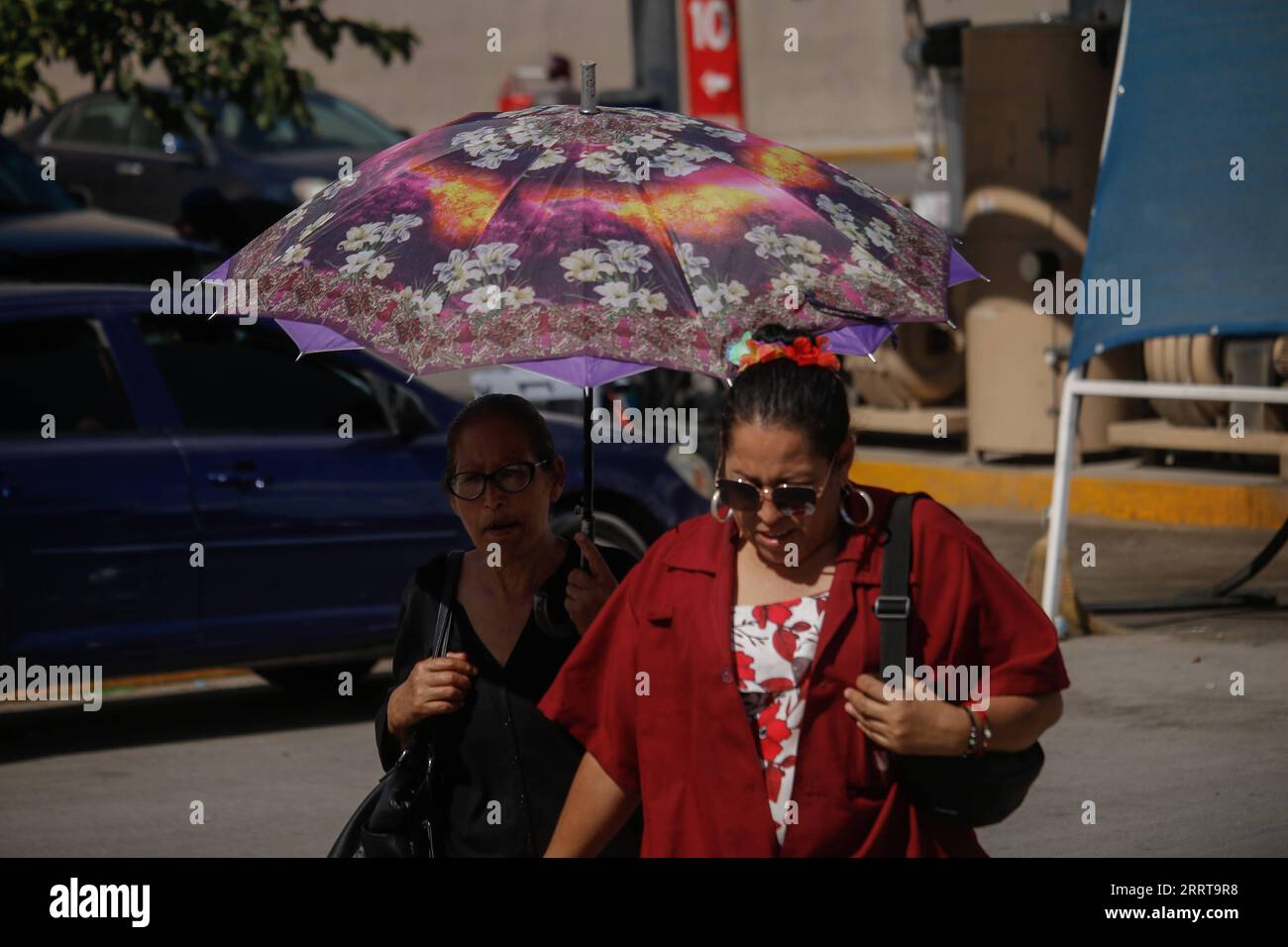 230708 -- CIUDAD JUAREZ, July 8, 2023 -- Women protect themselves