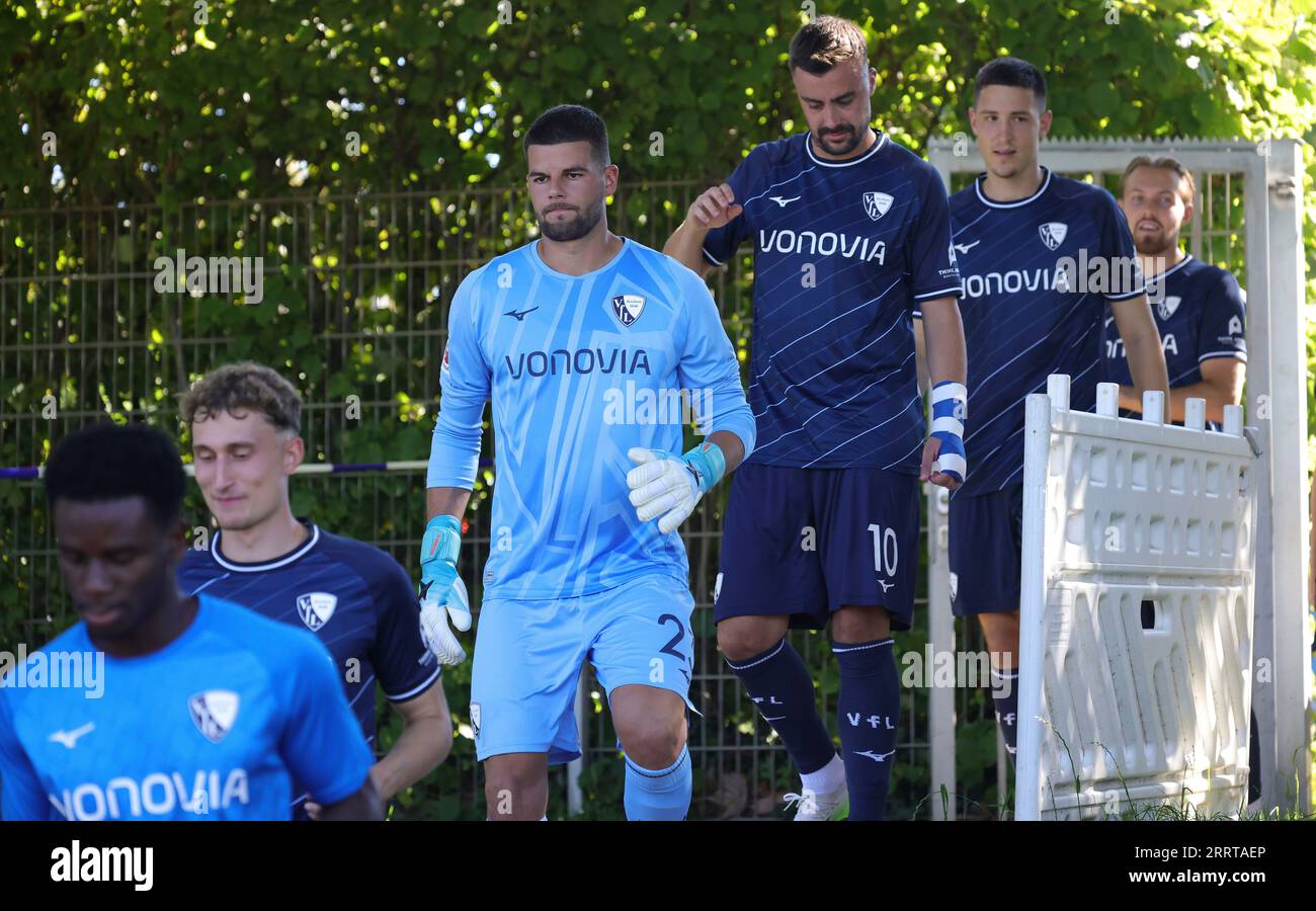 goalkeeper Niclas Thiede of SC Verl looks on during the 3. Liga match  News Photo - Getty Images