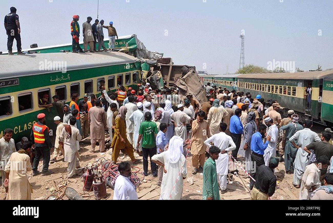 Bilder des Jahres 2023, News 08 August News Themen der Woche KW31 News Bilder des Tages 230806 -- SINDH, Aug. 6, 2023 -- This photo taken with mobile phone on Aug. 6, 2023 shows people carrying out rescue work at the train accident site near the Sarhari Railway Station in Pakistan s southern Sindh province. At least 22 people were killed and over 50 others injured on Sunday after a passenger train derailed in the Sanghar district of Pakistan s southern Sindh province, local police said. Str/Xinhua PAKISTAN-SINDH-TRAIN-ACCIDENT AhmadxKamal PUBLICATIONxNOTxINxCHN Stock Photo