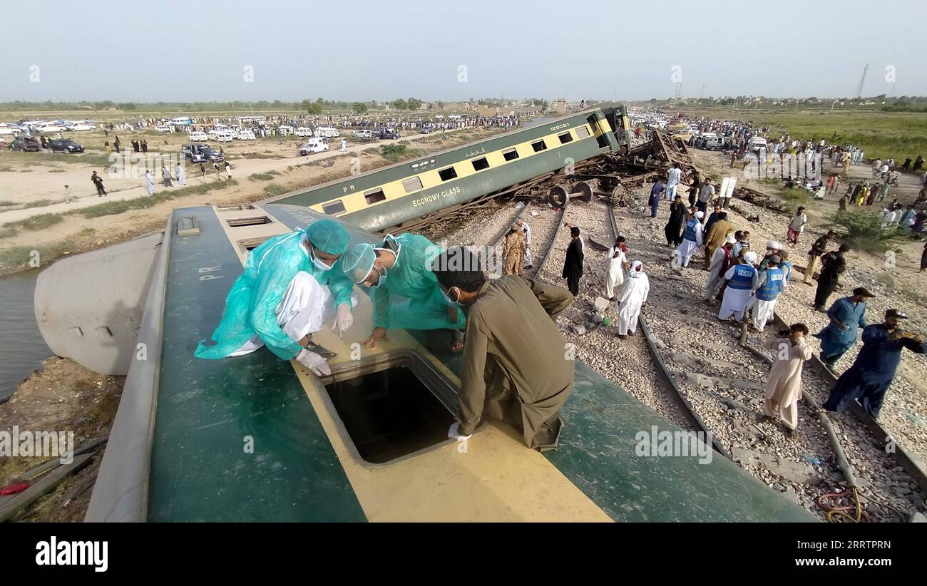 News Bilder des Tages 230806 -- SANGHAR, Aug. 6, 2023 -- Rescuers search for victims in a derailed coach of a passenger train in Sanghar district of Pakistan s southern Sindh province on Aug. 6, 2023. At least 22 people were killed and over 50 others injured on Sunday after a passenger train derailed in the Sanghar district of Pakistan s southern Sindh province, local police said. Str/Xinhua PAKISTAN-SANGHAR-TRAIN-ACCIDENT AhmadxKamal PUBLICATIONxNOTxINxCHN Stock Photo