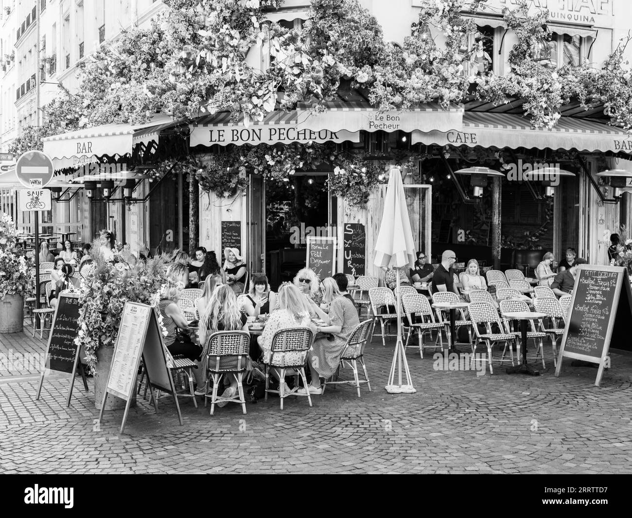 Hen Party, Le Bon Pecheur, Outdoors Seating, Paris, France, Europe, EU. Stock Photo