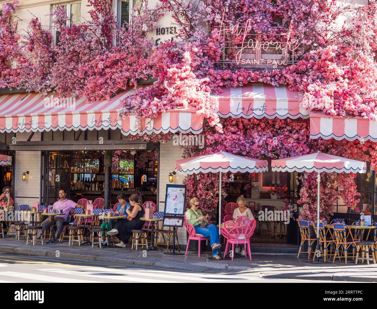 La Favorite, Cafe with Pink Flowers, Paris, France, Europe, EU. Stock Photo