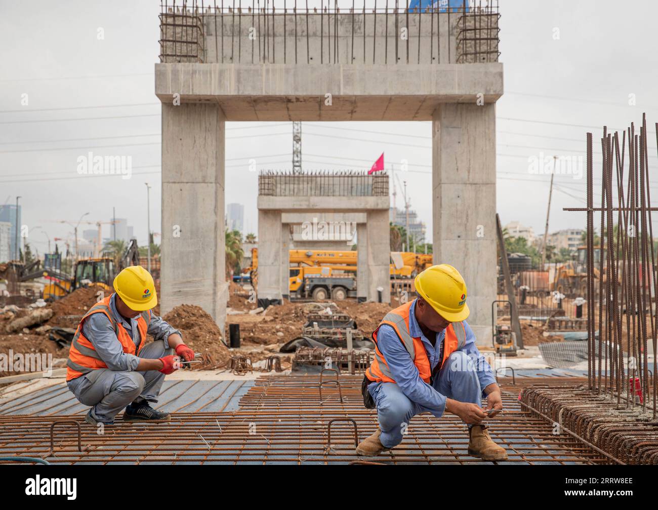 230815 -- TEL AVIV, Aug. 15, 2023 -- Chinese constructors work at