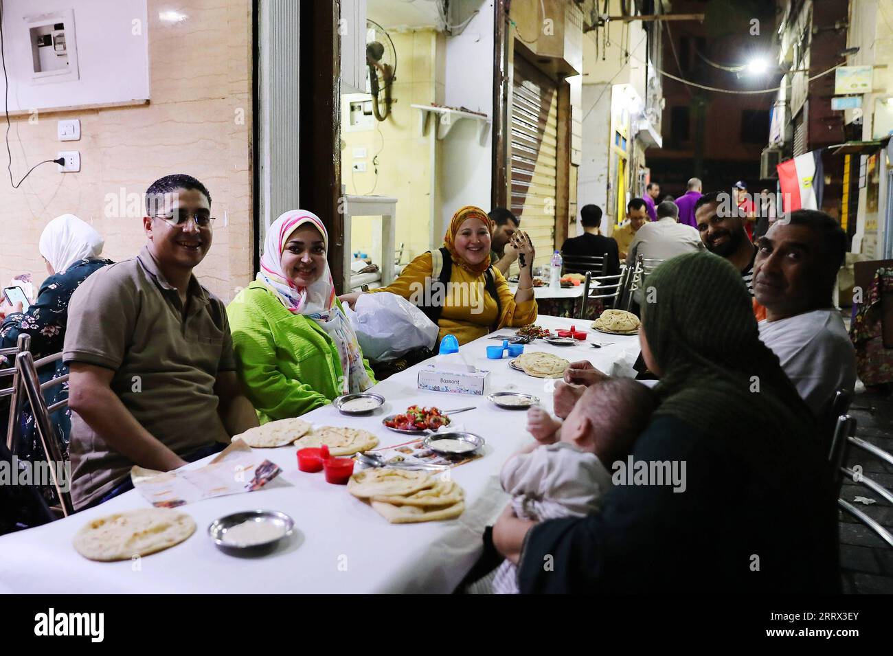 230818 BEIJING, Aug. 18, 2023 People dine at a restaurant at the