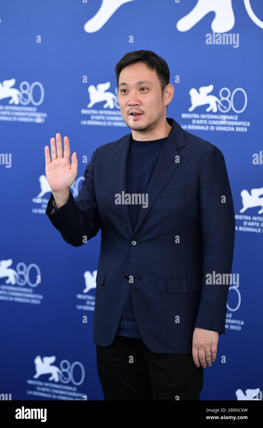 Filmfestspiele in Venedig, Aku wa sonzai shinai Evil does not exist Photocall 230904 -- VENICE, Sept. 4, 2023 -- Director Ryusuke Hamaguchi attends a photocall for the film Evil Does Not Exist during the 80th Venice International Film Festival in Venice, Italy, on Sept. 4, 2023.  ITALY-VENICE-FILM FESTIVAL- EVIL DOES NOT EXIST -PHOTOCALL JinxMamengni PUBLICATIONxNOTxINxCHN Stock Photo