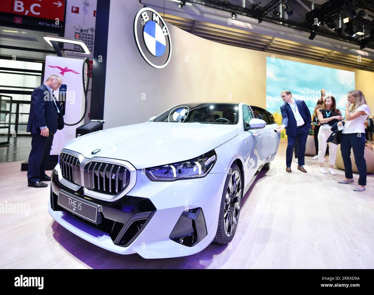 230905 -- MUNICH, Sept. 5, 2023 -- A BMW i5 electric car is