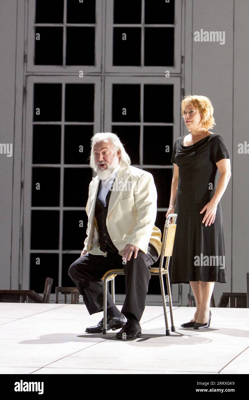 John Tomlinson (King Marke), Nina Stemme (Isolde) in TRISTAN UND ISOLDE by Wagner at The Royal Opera, Covent Garden, London WC2  29/09/2009    conductor: Antonio Pappano  design: Johannes Leiacker  lighting: Olaf Winter  director: Christof Loy Stock Photo