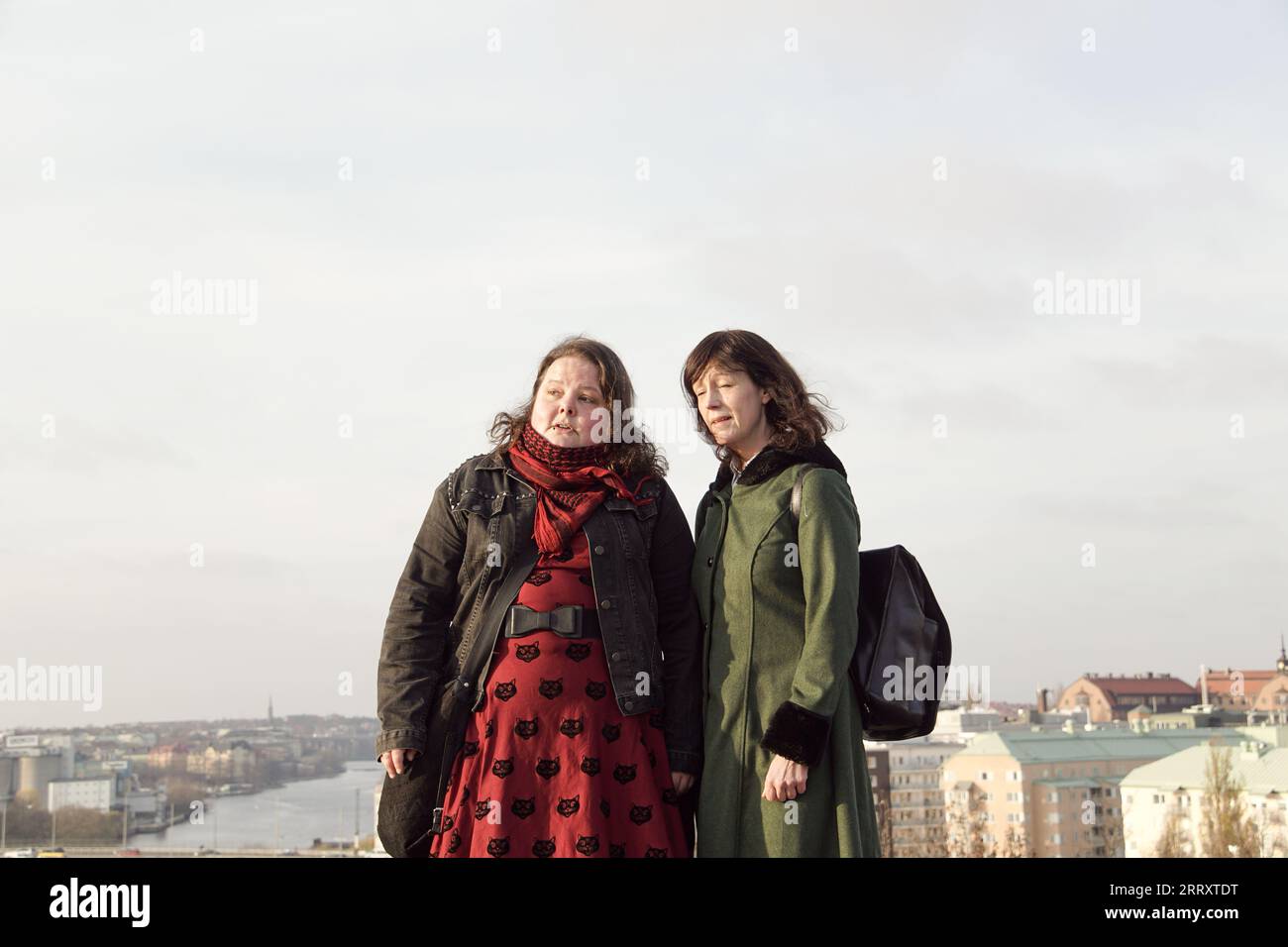 Two people posing for picture hi-res stock photography and images - Alamy