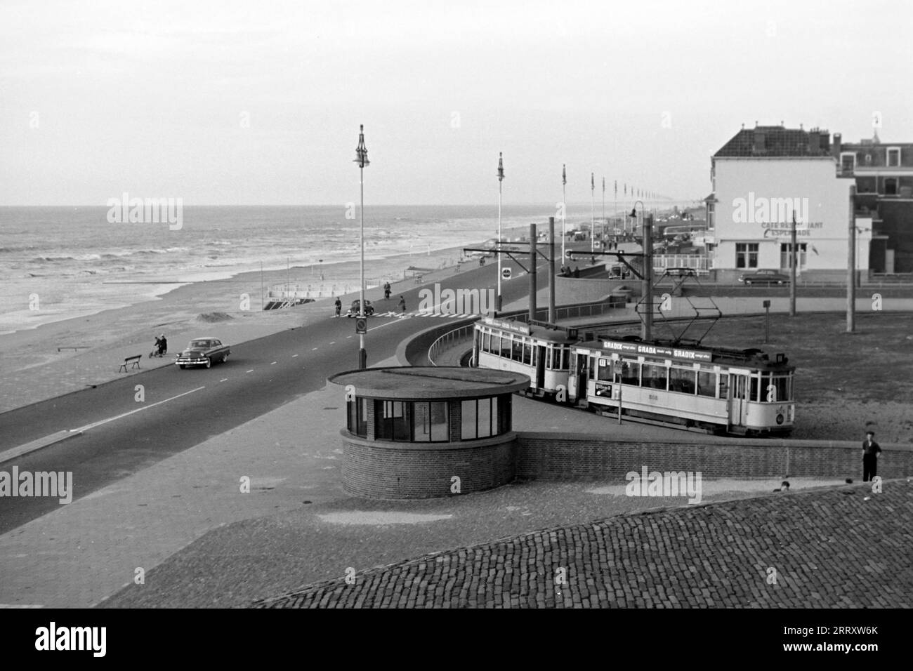 Straßenbahn am Strand von Scheveningen, Niederlande 1955. Tram on the