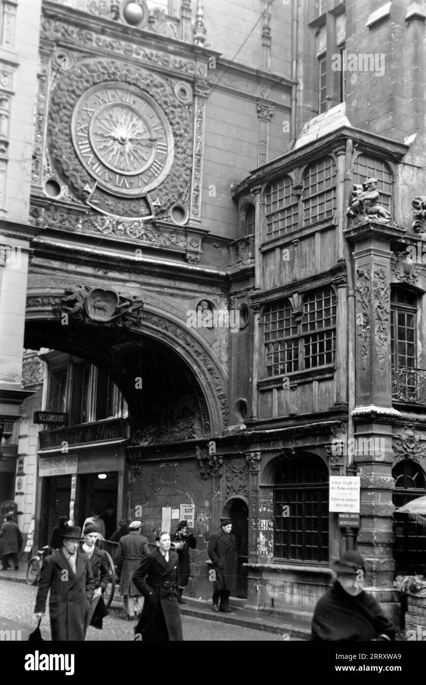 Der Uhrenturm Gros Horloge in Rouen, 1941. The clocktower Gros Horloge