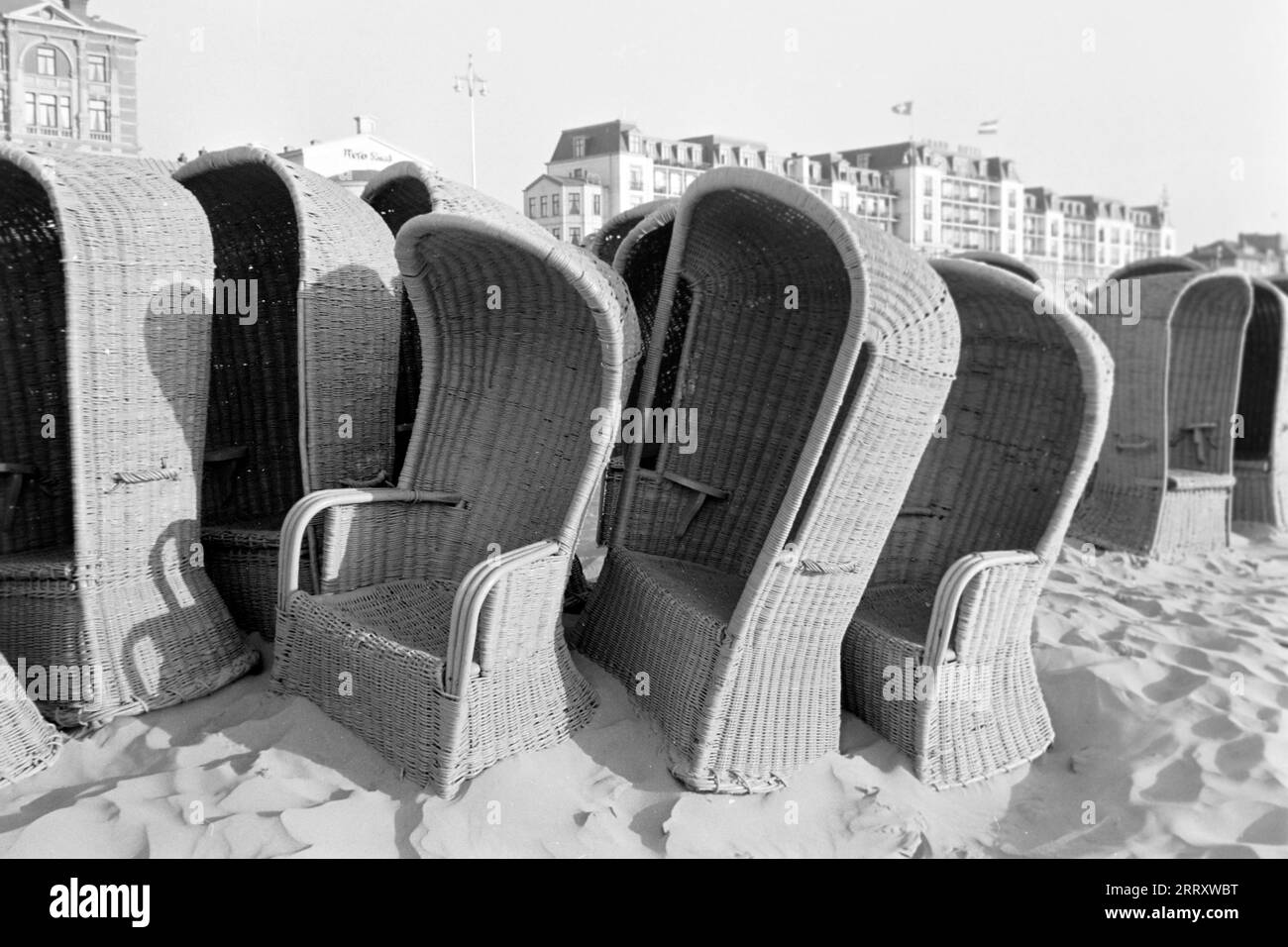 Strandkörbe am Strand von Scheveningen, Niederlande 1955. Beach chairs