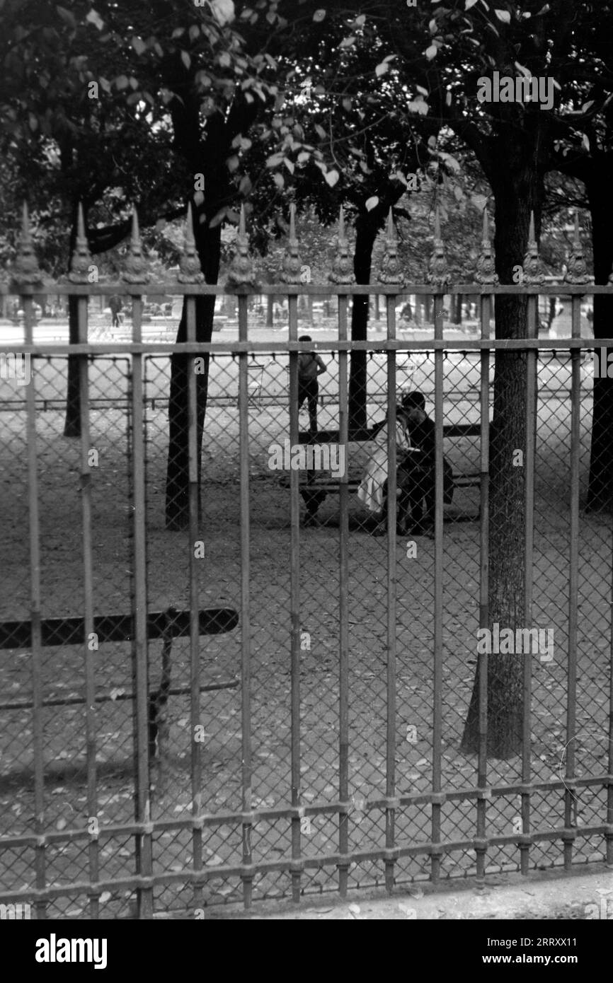 Ein Paar küsst sich auf einer Parkbank, Paris 1962. A couple kissing on a park bench, Paris 1962. Stock Photo