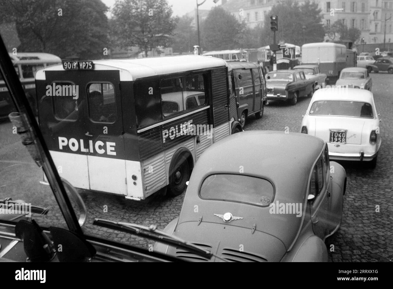Strassenverkehr in Paris, 1962. Street traffic in Paris, 1962 