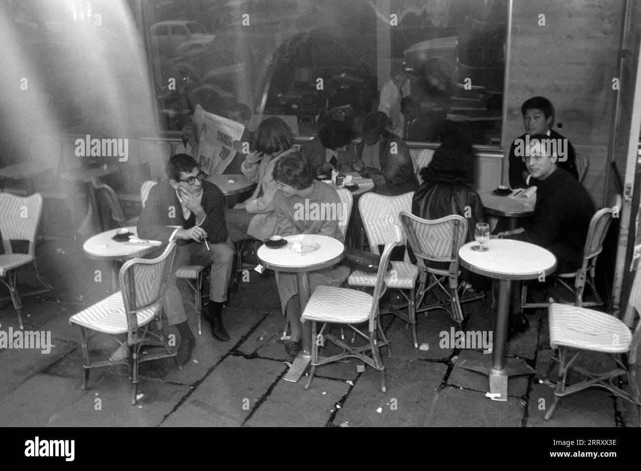 Menschen in einem Pariser Straßencafé, 1962. People in a Paris street café, 1962. Stock Photo