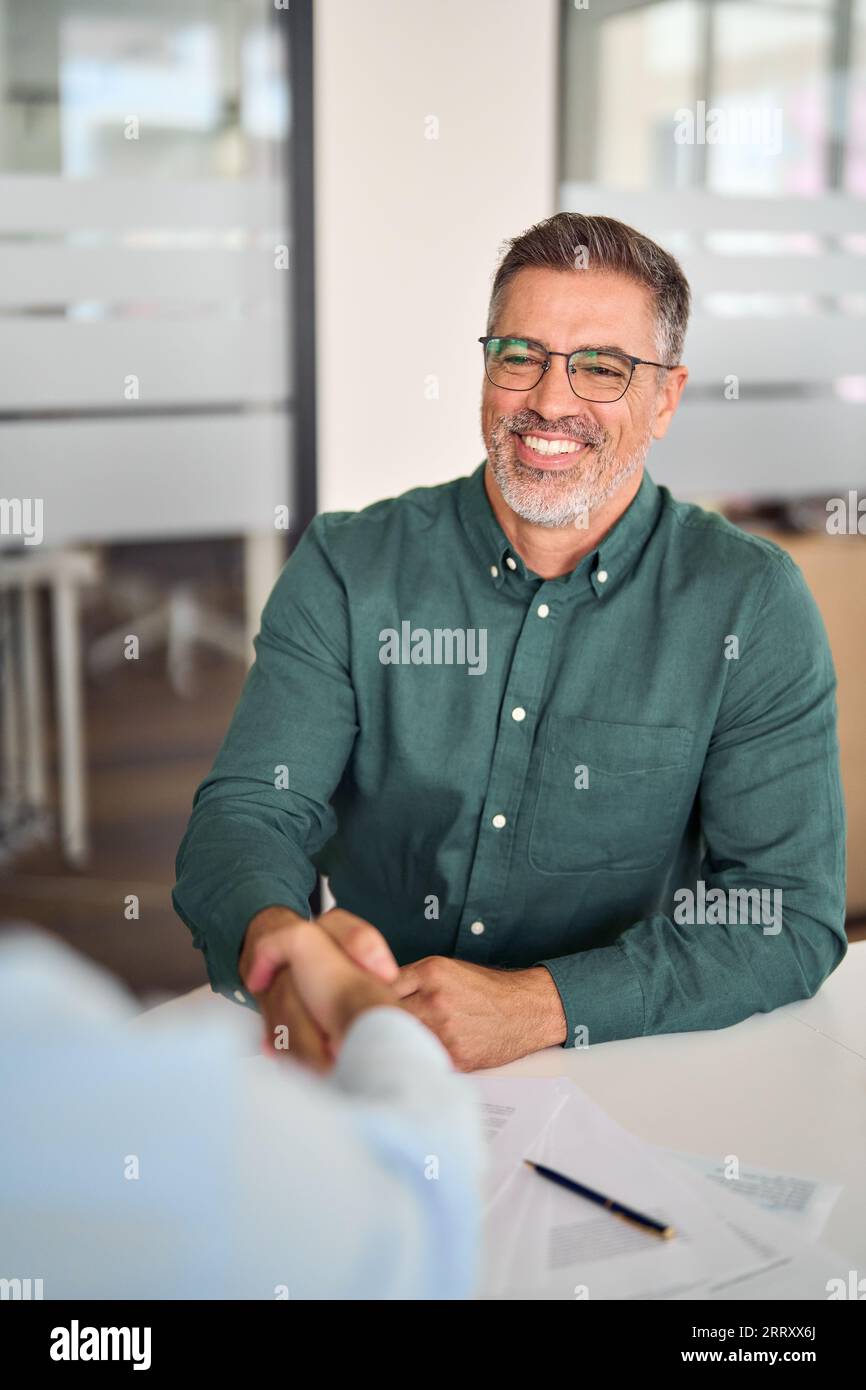 Bank manager client 2 people hi-res stock photography and images - Alamy