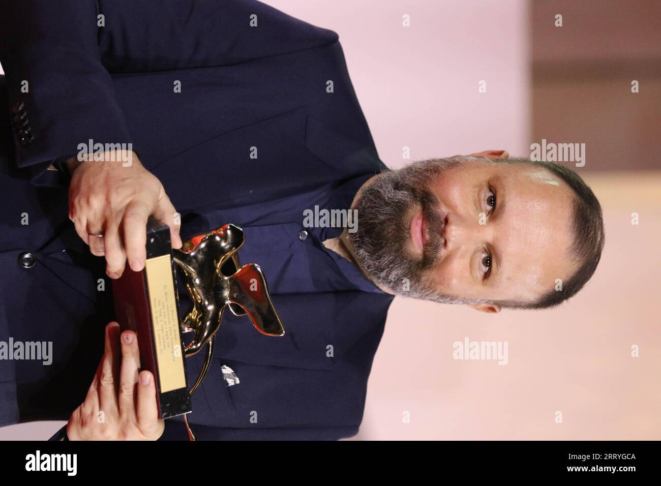 Italy, Lido di Venezia, September 9, 2023 : Yorgos Lanthimos poses with the Golden Lion for Best Film for 'Poor Things' during the award winners red carpet at the 80th Venice International Film Festival on September 9, 2023 in Venice, Italy.   Photo © Ottavia Da Re/Sintesi/Alamy Live News Stock Photo