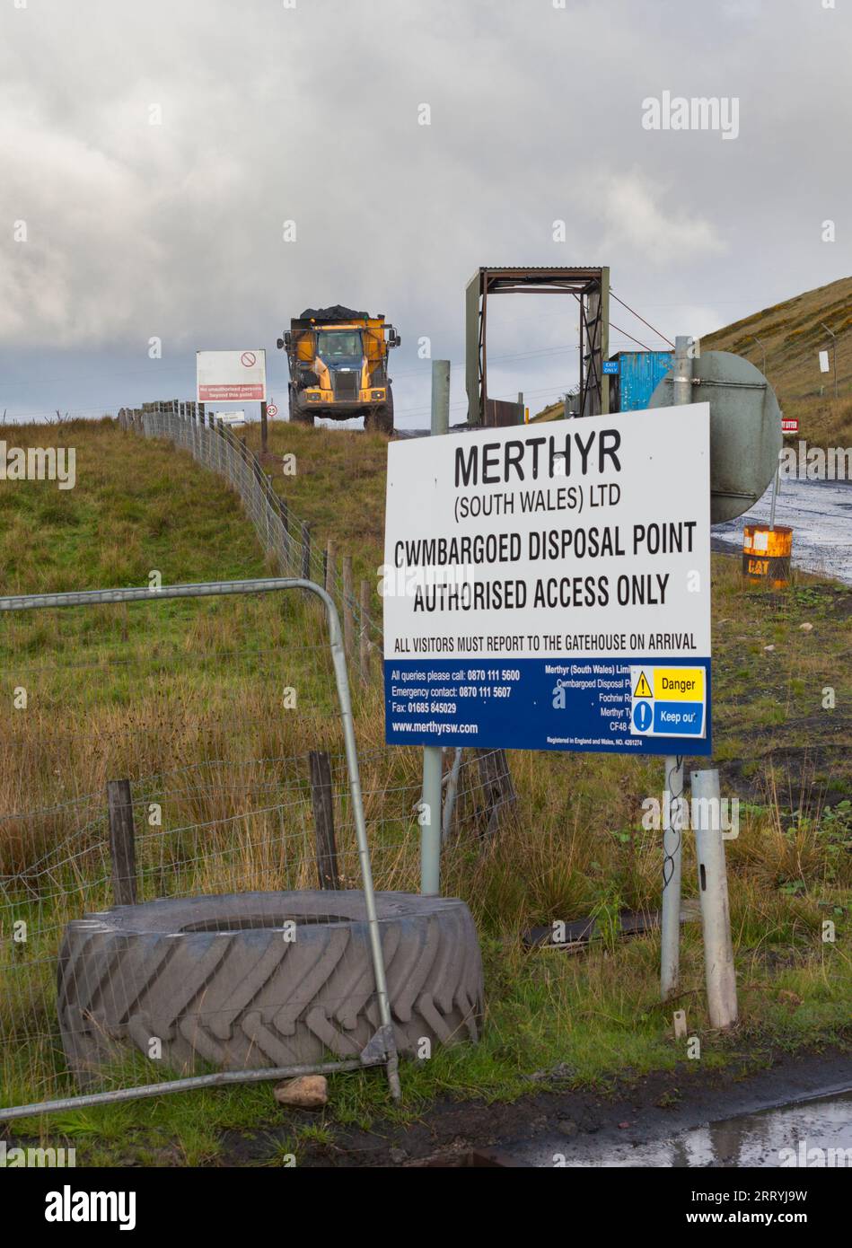 Cwmbargoed disposal point , south Wales, UK.  Dumper running between Ffos-Y-Fran open cast mine and Cwmbargoed disposal point with opencast coal Stock Photo