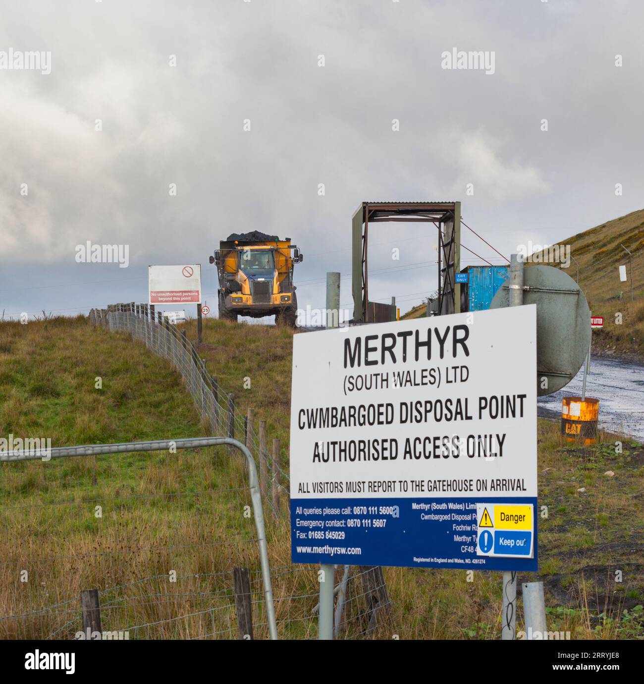 Cwmbargoed disposal point , south Wales, UK.  Dumper running between Ffos-Y-Fran open cast mine and Cwmbargoed disposal point with opencast coal Stock Photo