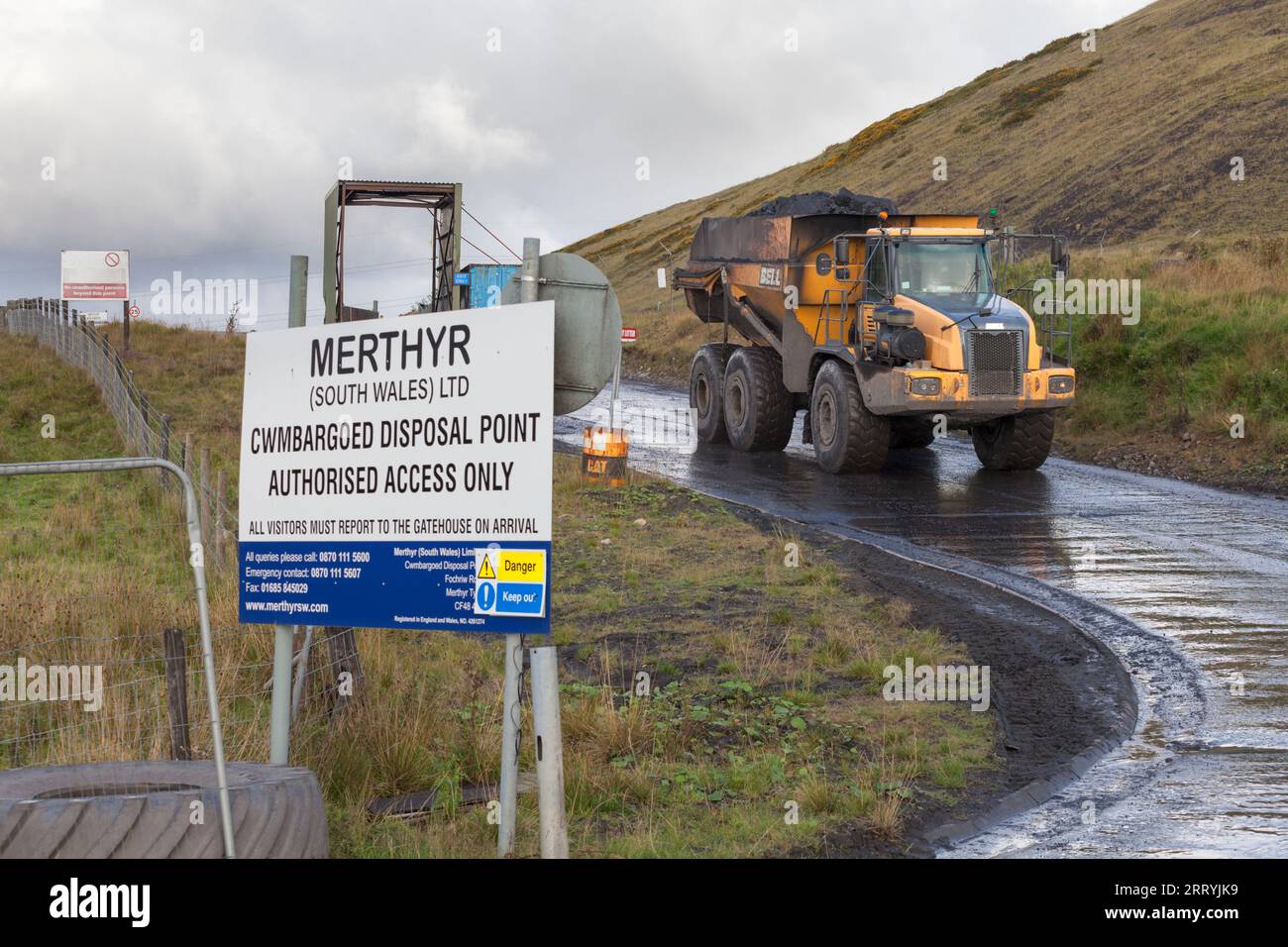 Cwmbargoed disposal point , south Wales, UK.  Dumper running between Ffos-Y-Fran open cast mine and Cwmbargoed disposal point with opencast coal Stock Photo