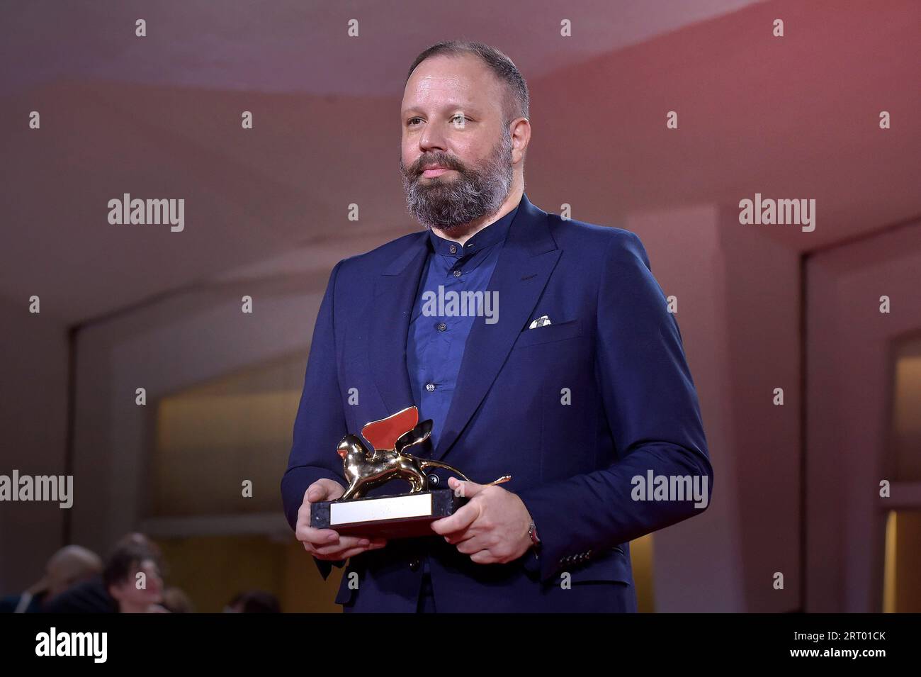 Venice, Italy. 09th Sep, 2023. VENICE, ITALY - SEPTEMBER 09: Yorgos Lanthimos poses with the Golden Lion for Best Film for 'Poor Things' at the winner's photocall at the 80th Venice International Film Festival on September 09, 2023 in Venice, Italy. Credit: dpa/Alamy Live News Stock Photo
