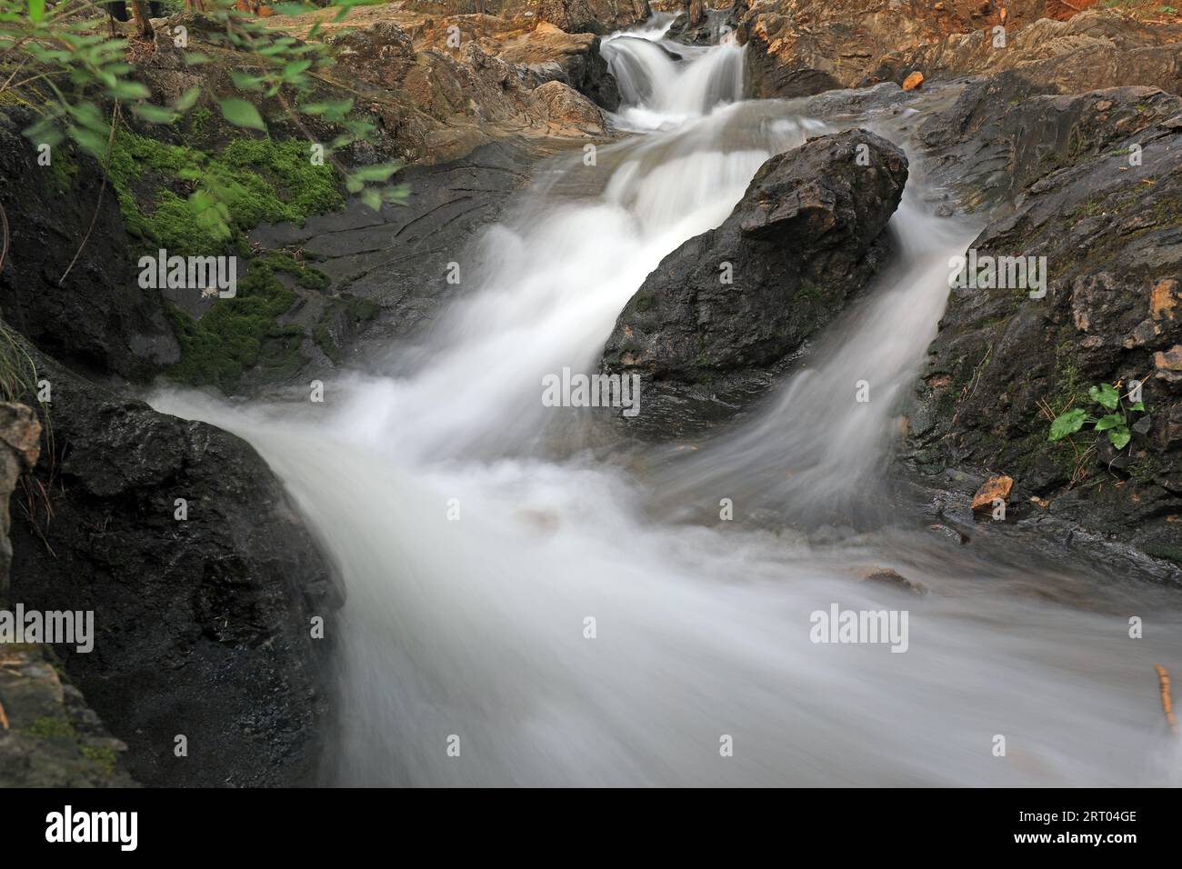 North Rocks Over Flow Waterfall close up among rocks hi-res stock photography and images - Alamy