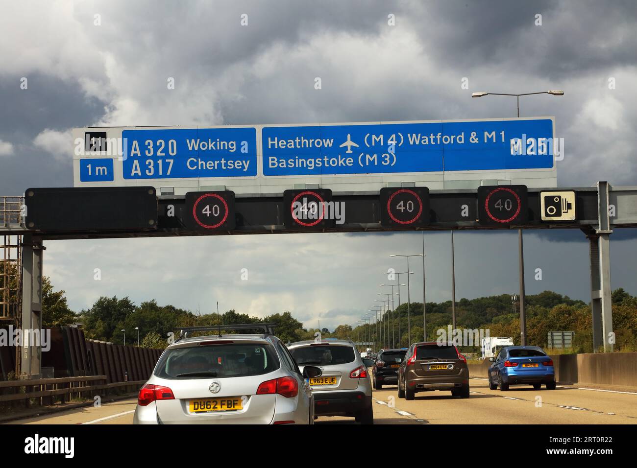 overhead-gantry-on-the-m25-at-junction-11-showing-the-destinations