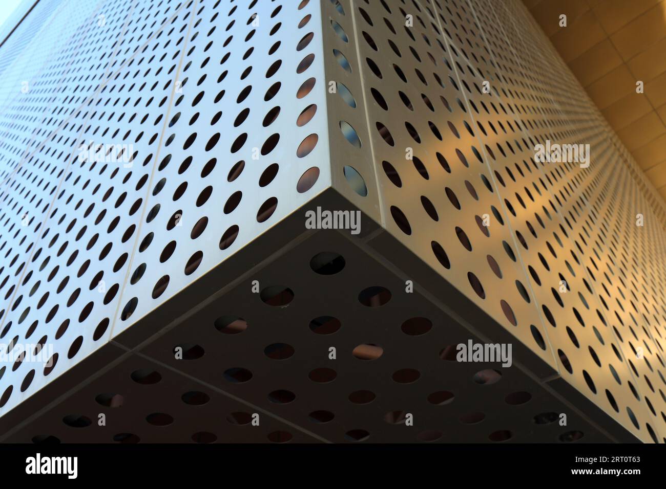 Honeycomb facade hi-res stock photography and images - Alamy