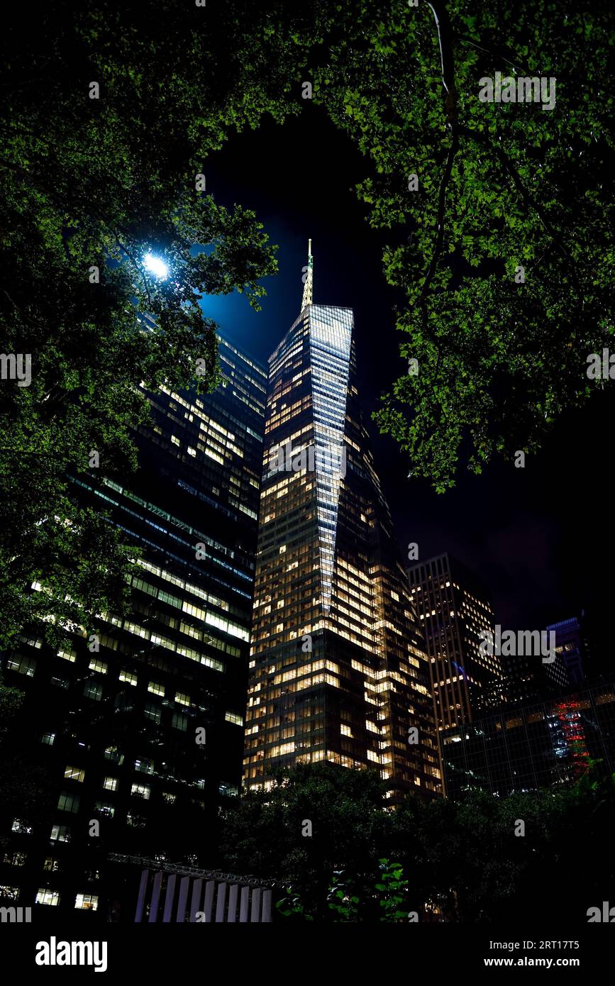The Bank of America Tower seen from Bryant Park at Night - Manhattan, New York City Stock Photo