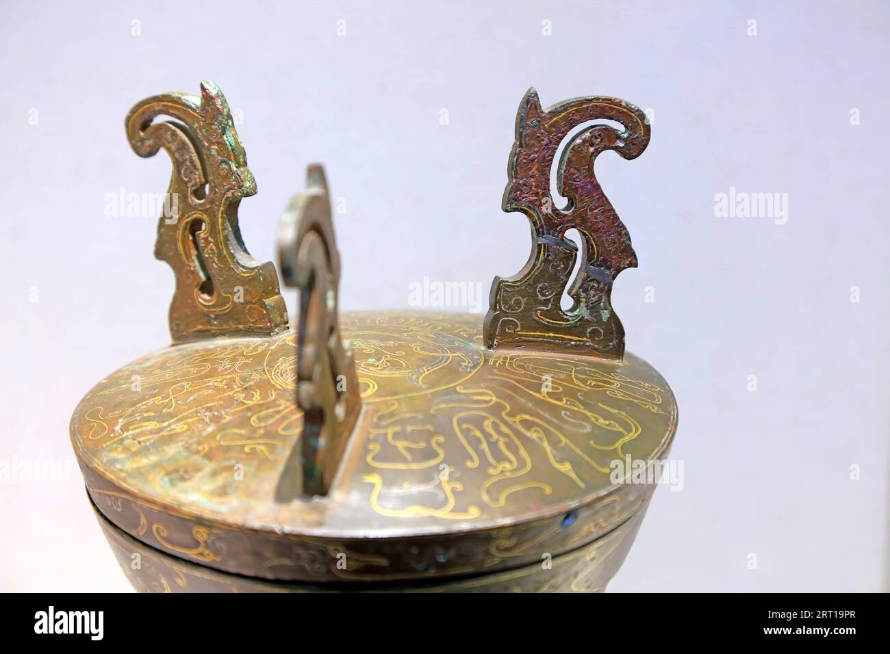 Ancient chinese bronze pot hi-res stock photography and images - Alamy
