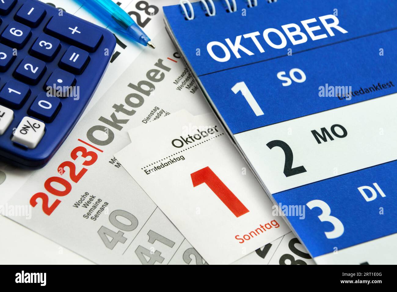 Deutscher Kalender Datum Sonntag  1. Oktober 2023 mit Rechner Stock Photo