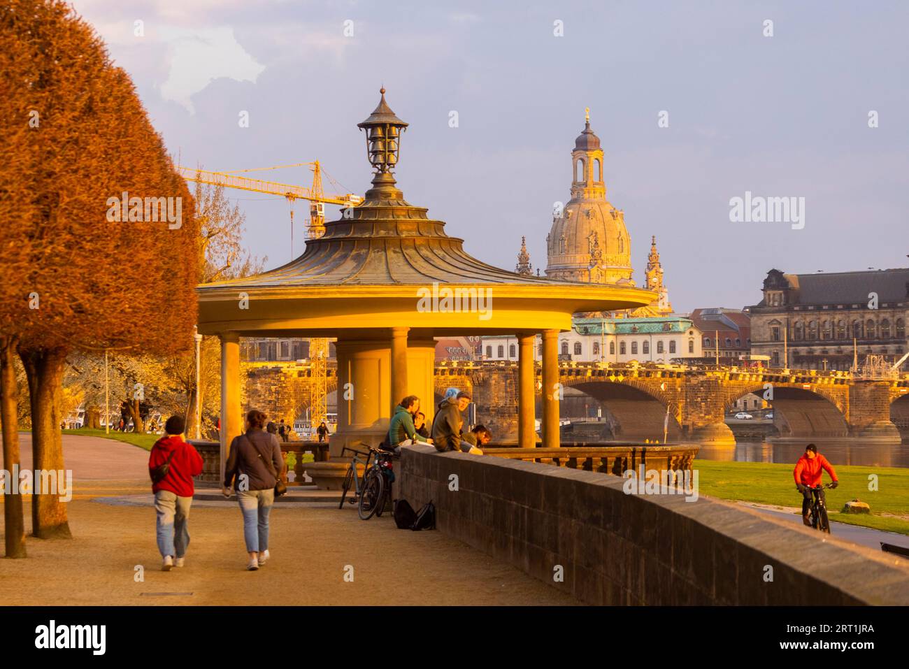 Neustadt Elbe embankment in the evening with a view of the Old Town over the Glockenspiel Pavilion and the Church of Our Lady (Church of Our Lady) Stock Photo