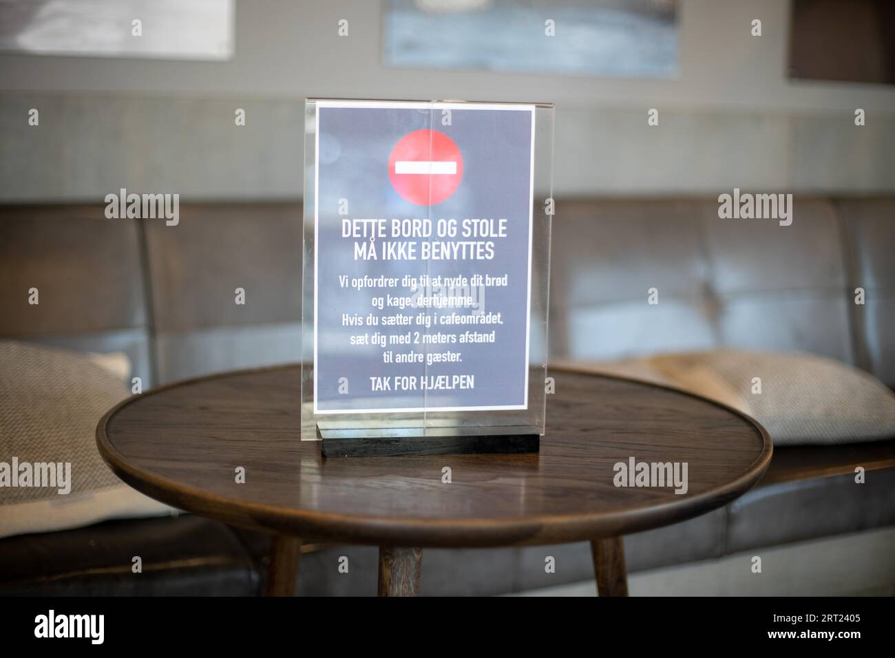 Copenhagen, Denmark, March 17, 2020: A sign in a cafe informing about  closed tables and minium distance to other people due to the coronavirus,  Europe Stock Photo - Alamy